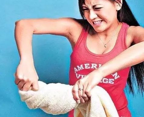为什么从不打网球也会得网球肘？网球肘有哪些具体症状！