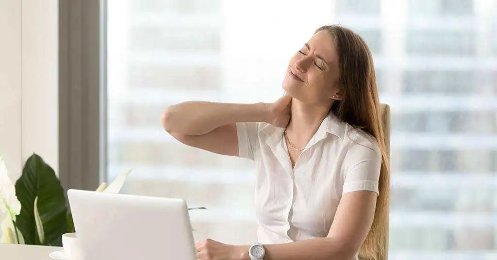为什么现代人越来越多颈椎病？该如何保护我们的颈椎！