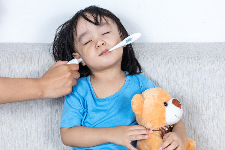 孩子发烧38.5℃以下别着急，学会正确降温方法也能快速退烧！